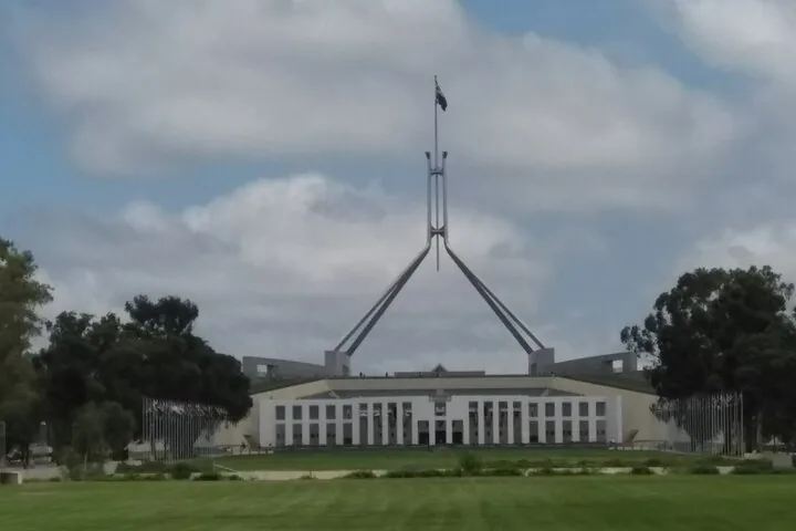 Blick auf das Parliament House und seinen großen Fahnenmast.